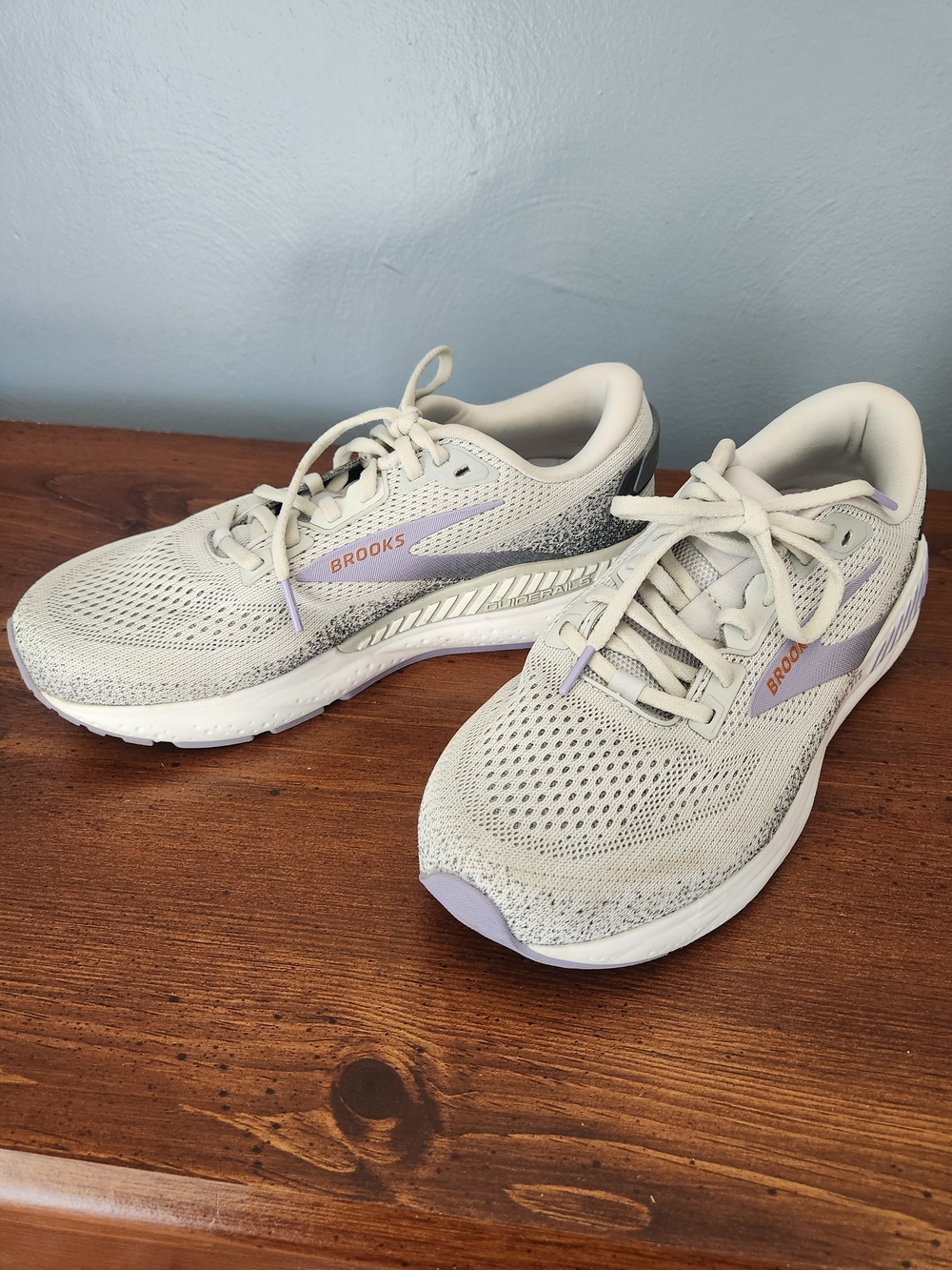 Brooks Women’s Ariel GTS Shoes in Light Gray with Lavender Highlights